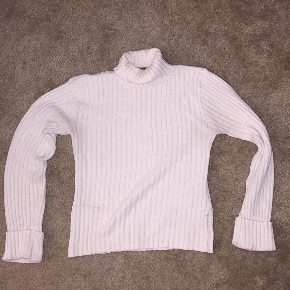 White turtle neck sweater
